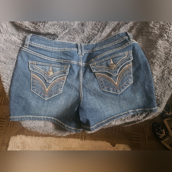 a.n.a Classic Indigo Jean Shorts - Picture 3 of 3